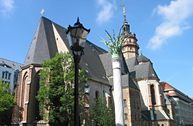 <p>Nikolaikirche Leipzig von Nordosten mit Gedenksäule zur Friedlichen Revolution, Foto: Kirchgemeinde St. Nikolai<span>1/4</span></p>