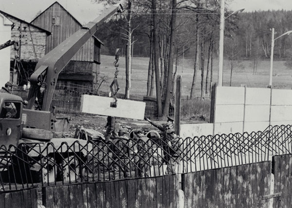 <p>Building the Wall in Mödlareuth 1966.<br>Photo: Bundesgrenzschutz Bayreuth<span>1/2</span></p>